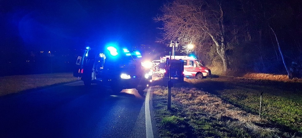 Tragedia nelle Giudicarie, l'auto è finita contro gli alberi e poi si è cappottata